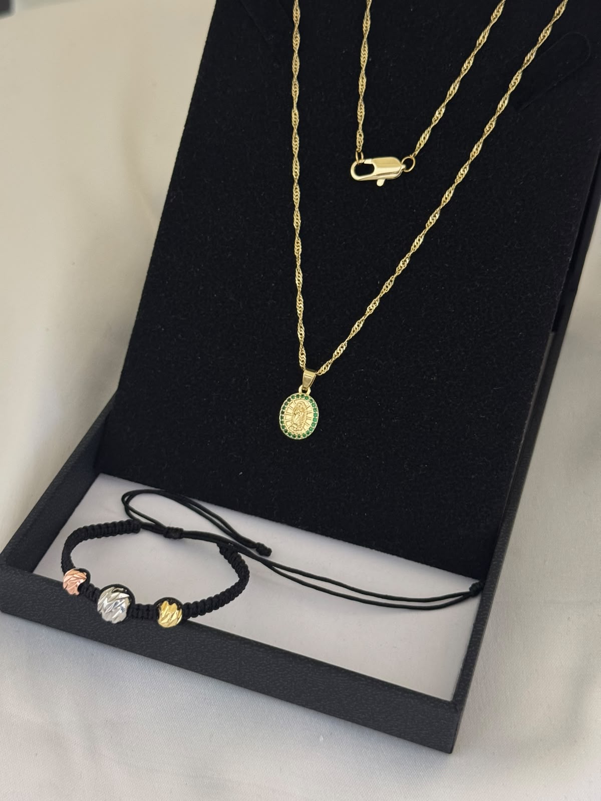 💚 CONJUNTO VIRGEN DE GUADALUPE VERDE + PULSERA 3 OROS – ORO LAMINADO 18K